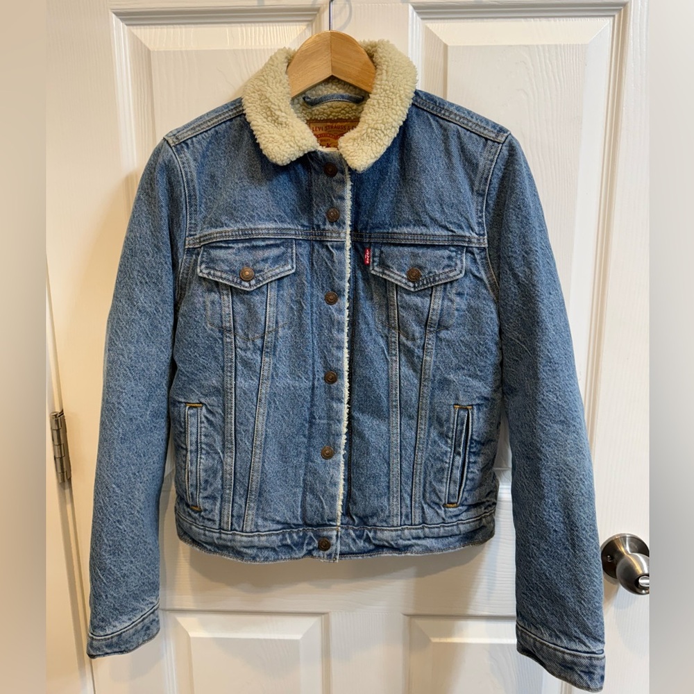 Levi's Denim Sherpa Trucker Jacket Size Small. NWOT